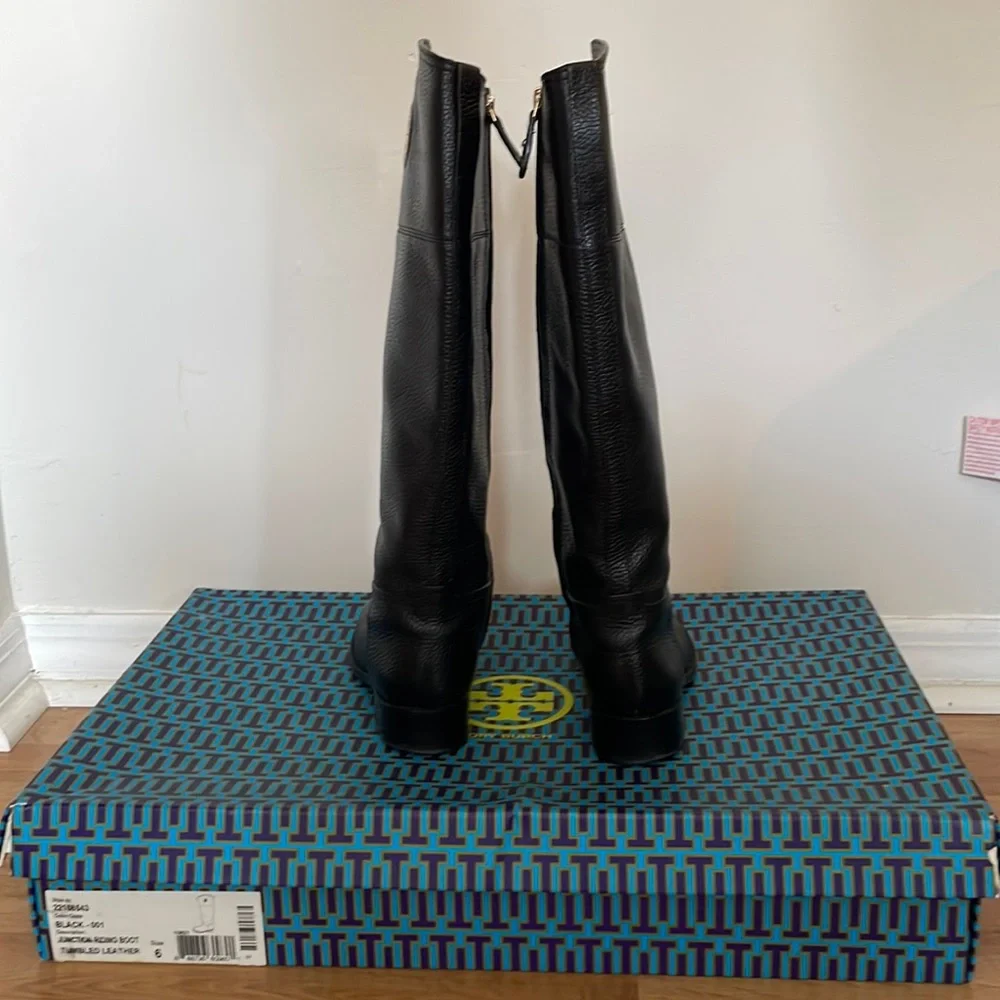 AUTHENTIC TORY BURCH JUNCTION RIDING BOOT IN PEBBLED BLACK LEATHER - Picture 2 of 6